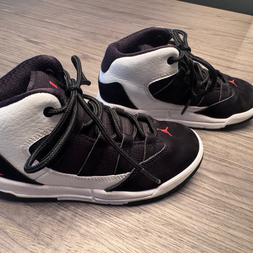 Jordan Max Aura sneakers in a black and white color scheme with red accents